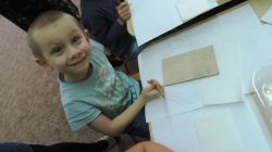 Fabian powoli przenosi swój szkic na deseczkę